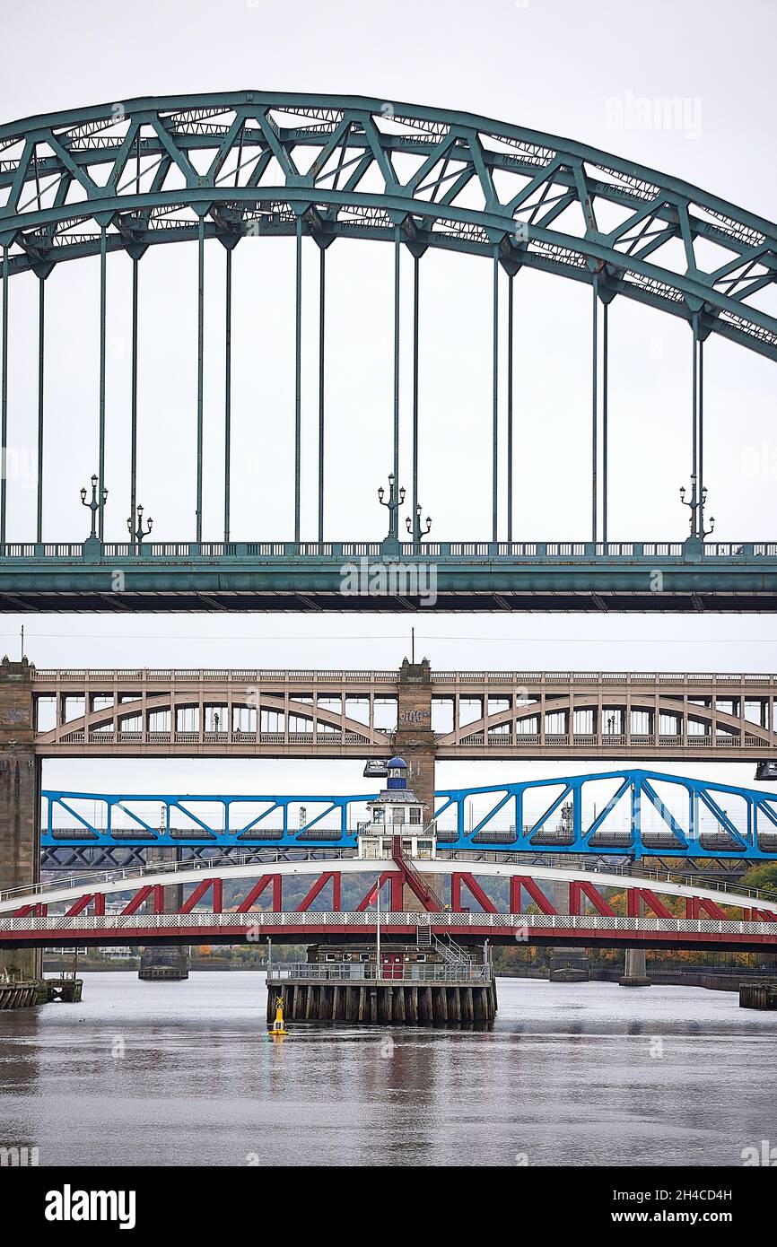 Newcastle upon Tyne Quayside zone Tyne Bridge, Swing Bridge, High Level Railway Bridge et Blue Railway Bridge traversant la rivière Tyne Banque D'Images