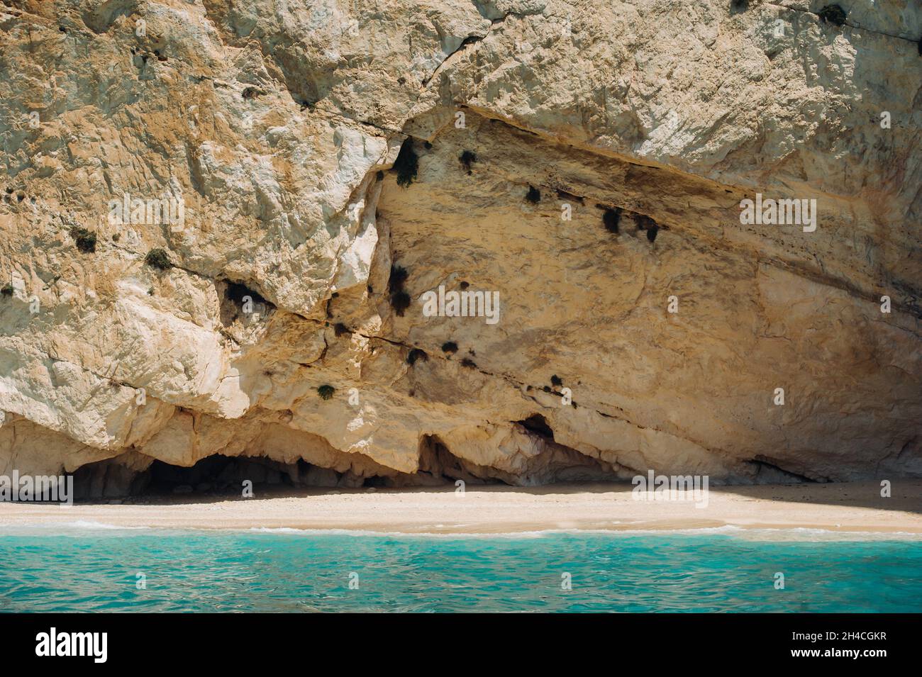 Une plage rocheuse près de la baie de Navagio sur l'île de Zakynthos, Grèce Banque D'Images