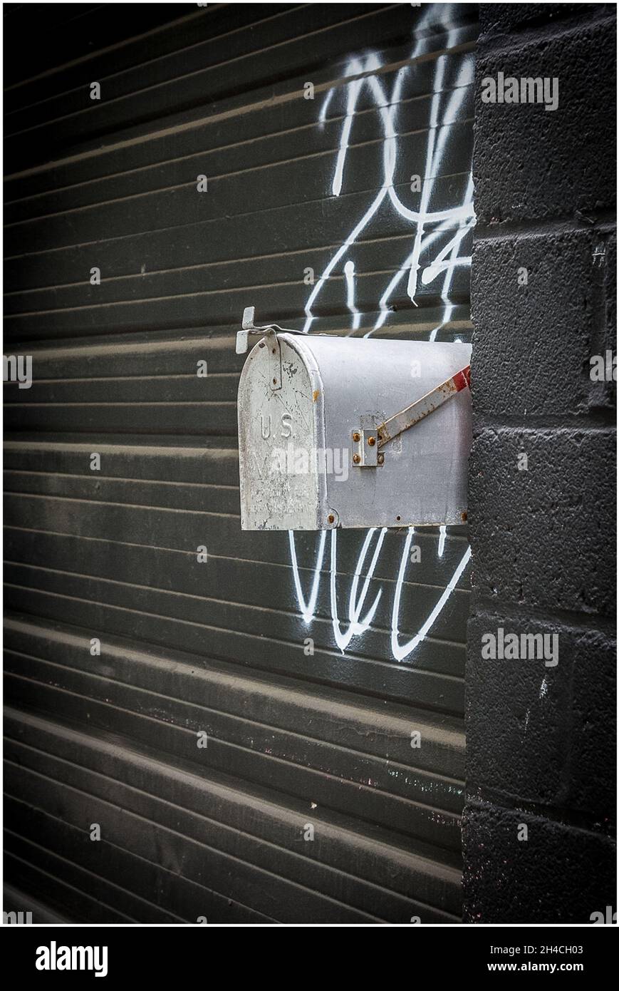 Cliché vertical d'une boîte aux lettres dans une rue Banque D'Images