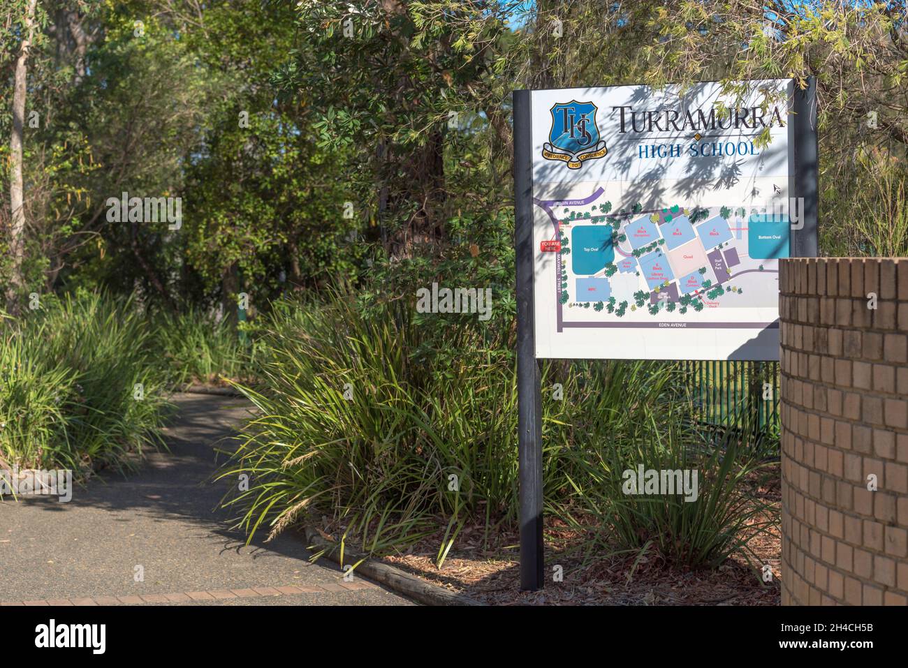 Un sentier de jardin indigène très vert apaisant entrée à Turramurra HighSchool sur la rive nord de Sydney en Australie Banque D'Images