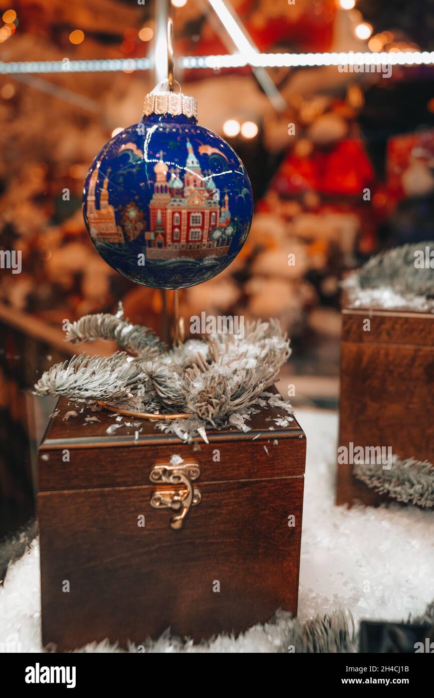 Boule de Moscou jouet de Noël accrochée sur l'arbre de Noël avec des lumières de bokeh de fête floues et brillantes sur fond. Joyeux Noël et bonne année 2022 Banque D'Images