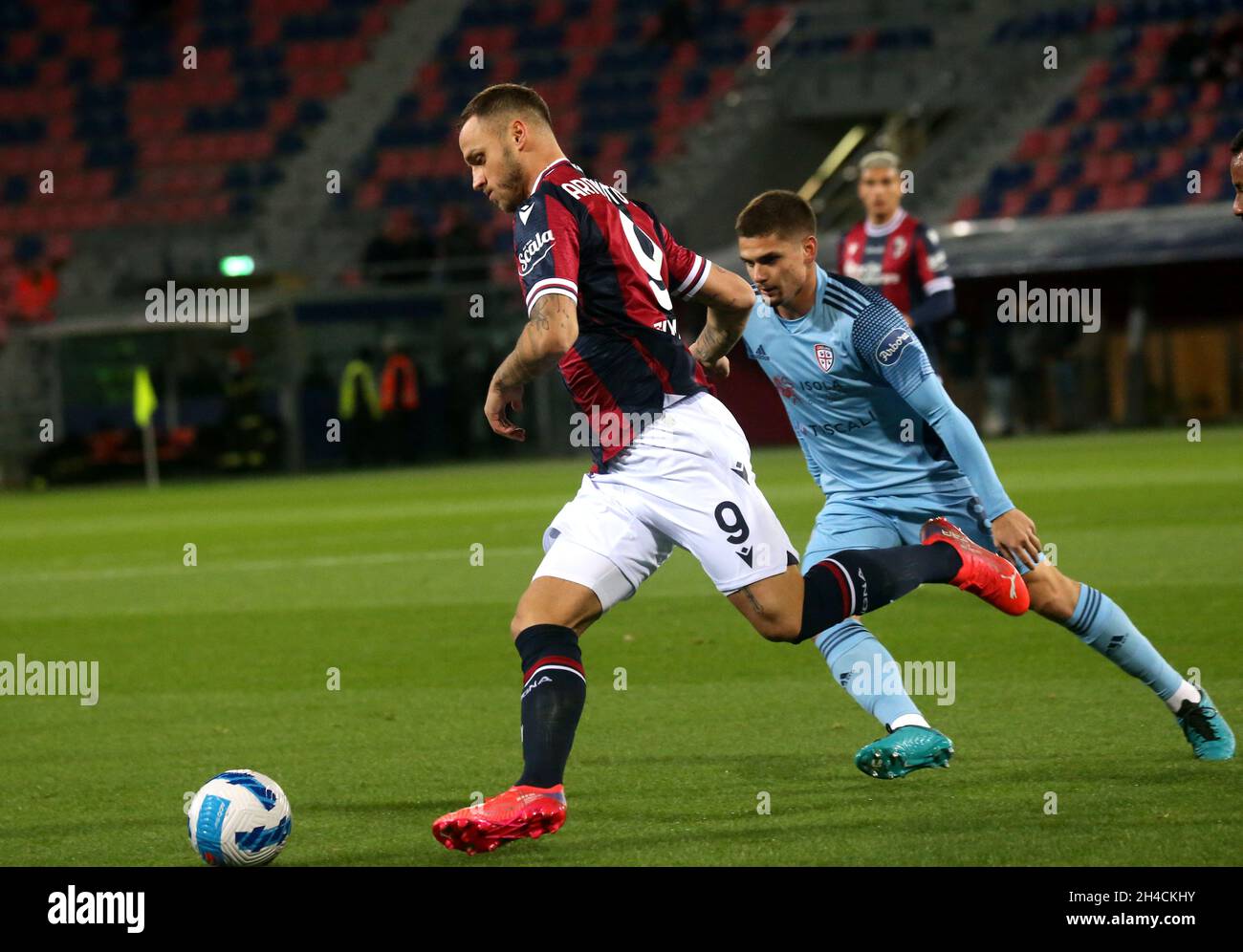 BOLOGNA, ITALIE - novembre 01: Marko Arnautovic du FC de Bologne concurrence pour le bal avec Razvan Marin de Cagliari Calcio, pendant la série Un match entre le FC de Bologne et Cagliari Calcio au Stadio Renato Dall'Ara le 01 novembre 2021 à Bologne, Italie.(Photo par MB Media) Banque D'Images