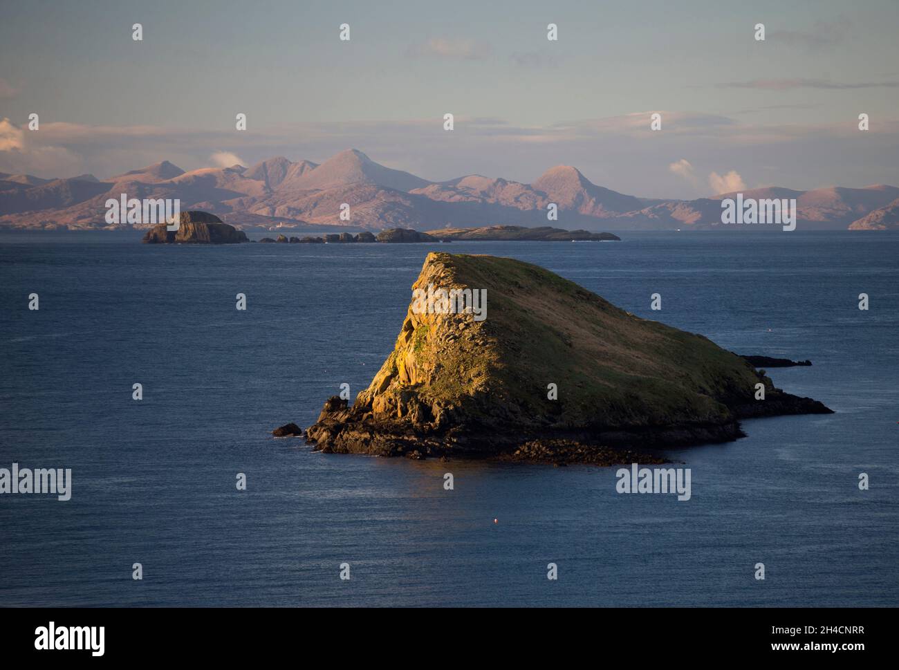 L'île de Tulm et la baie de Duntumm sur l'île de Skye, en Écosse Banque D'Images