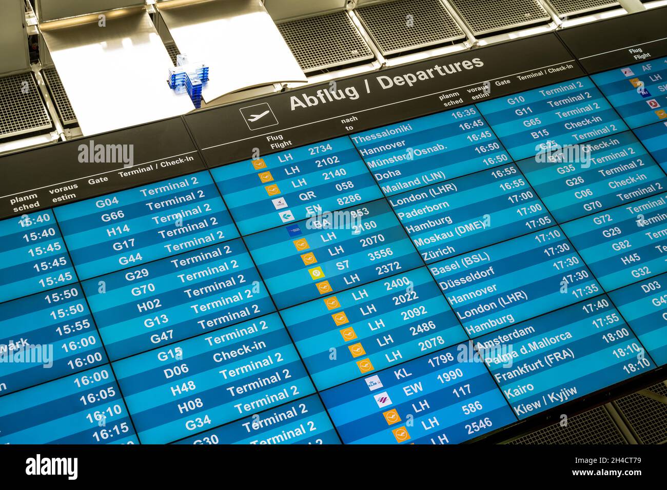 Panneaux d'affichage des vols au départ dans le hall des départs de l'aéroport de Munich, Allemagne Banque D'Images