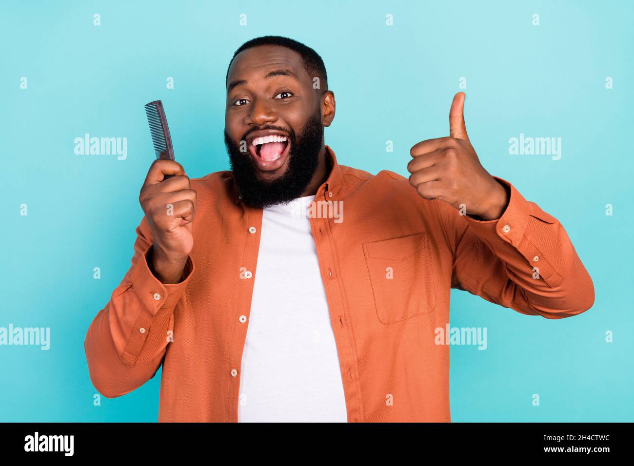 Coiffure Qui Excite Les Hommes Photo de jeune homme noir excité heureux sourire positif tenir brosse  coiffante salon de coiffure isolé sur fond turquoise couleur Photo Stock -  Alamy
