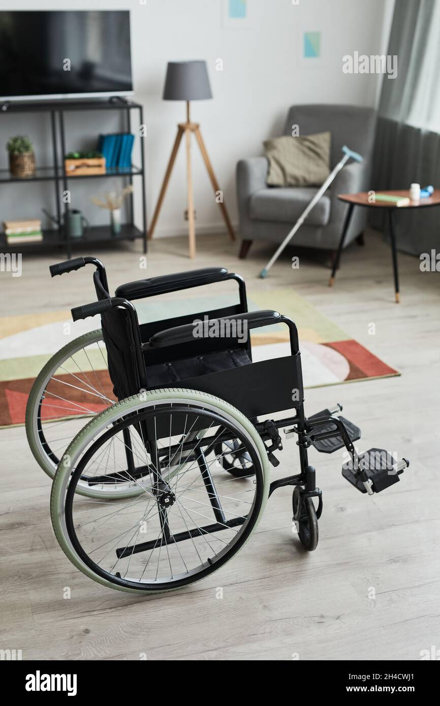 Image d'arrière-plan verticale du fauteuil roulant dans l'intérieur de la maison, espace de copie Banque D'Images