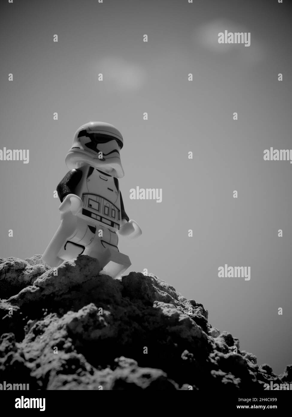 Chernihiv, Ukraine, 13 juillet 2021.Un stormtrooper impérial en plastique de Star Wars contre un fond ciel clair.Vue rapprochée de la mini-figurine.Illustration du Banque D'Images