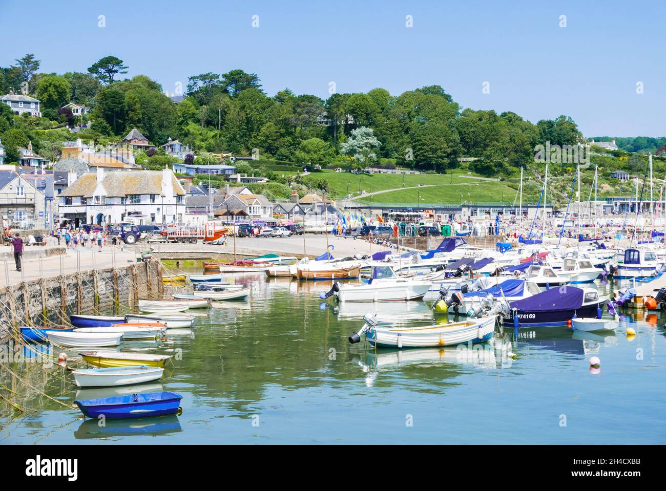 Bateaux de pêche et bateaux de plaisance dans le port de la côte jurassique à Lyme Regis Dorset Angleterre GB Europe Banque D'Images
