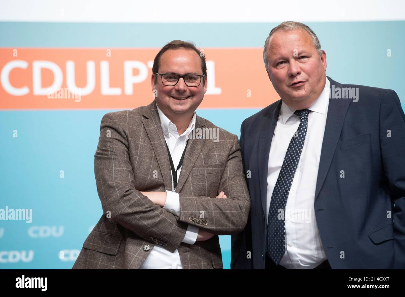 De gauche à droite Thomas KUFEN, CDU, Lord Mayor of Essen, Josef HOVENJUERGEN, Hovenjà rgen, Secrétaire général de la CDU NRW, 43e conférence du parti d'État de la CDU Rhénanie-du-Nord-Westphalie à Bielefeld, 23 octobre 2021.Â Banque D'Images