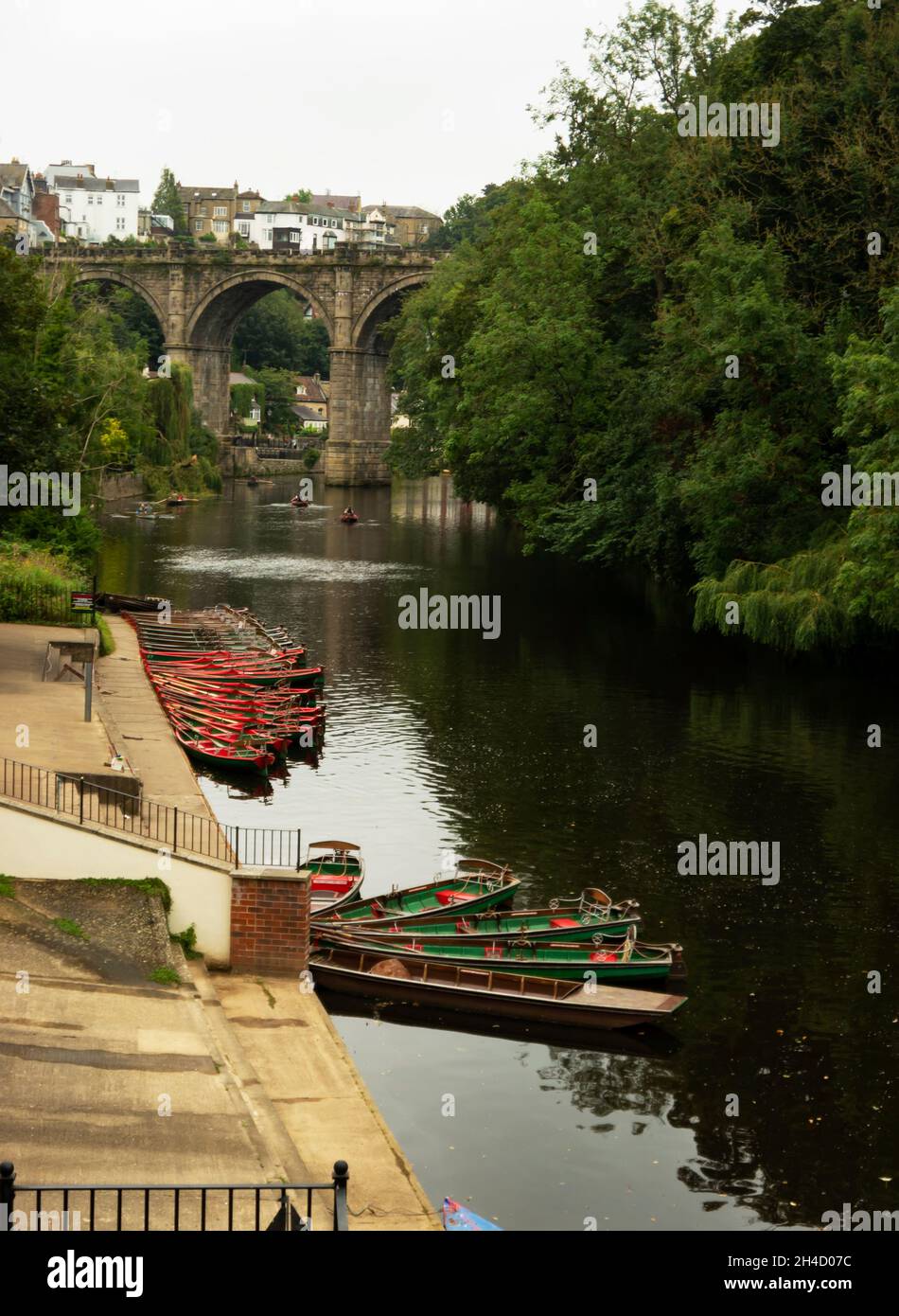 Promenade au bord de l'eau de la rivière Nidd dans le Yorkshire de Knaresborough Banque D'Images