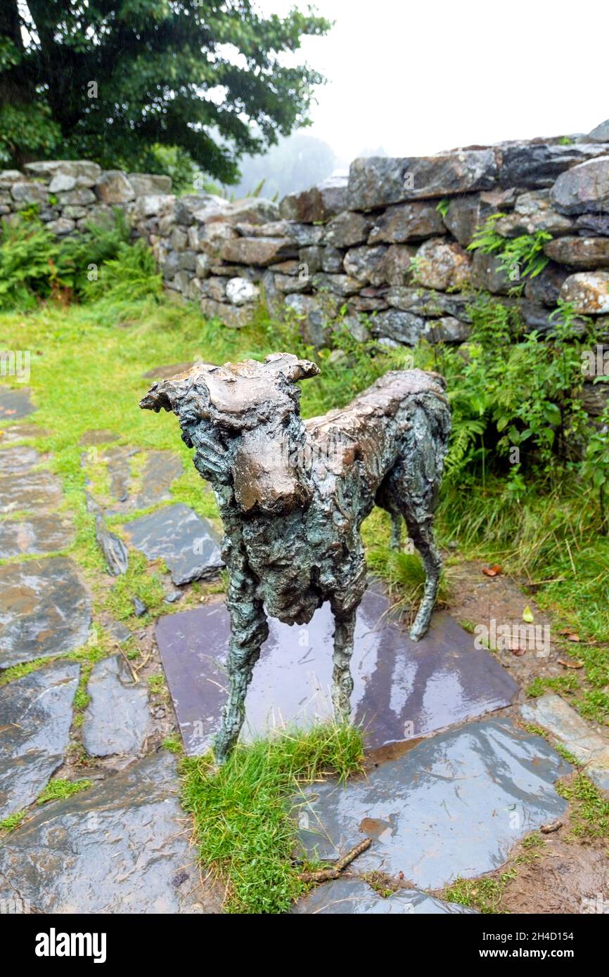 Sculpture en bronze du chien Gelert, placé dans un chalet en ruines près de la tombe de Gelert, Beddgelert, parc national de Snowdonia, Gwynedd, pays de Galles,ROYAUME-UNI Banque D'Images