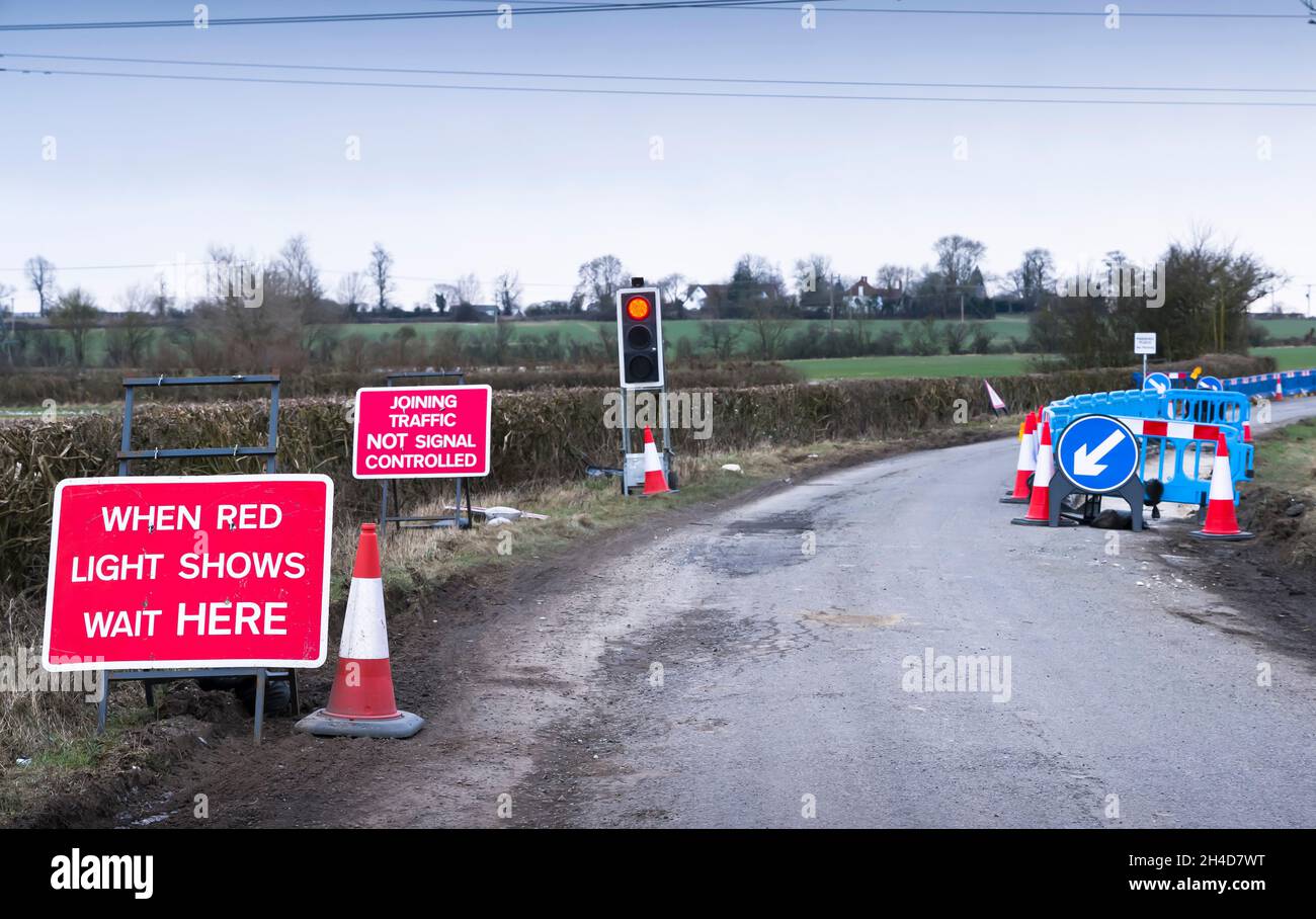 Feu de circulation sur rouge à la route fonctionne sur une route rurale, Country Lane, Buckinghamshire, Royaume-Uni Banque D'Images
