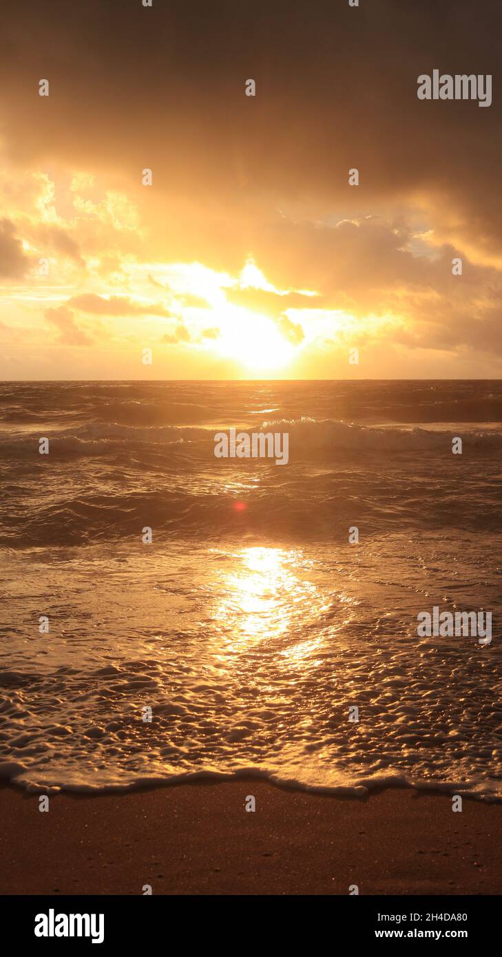 Honnêtement, il n'y a peut-être rien de plus majestueux qu'un coucher de soleil sur la plage.Les couchers de soleil sur la plage et les levers de montagne sont mes préférés. Banque D'Images