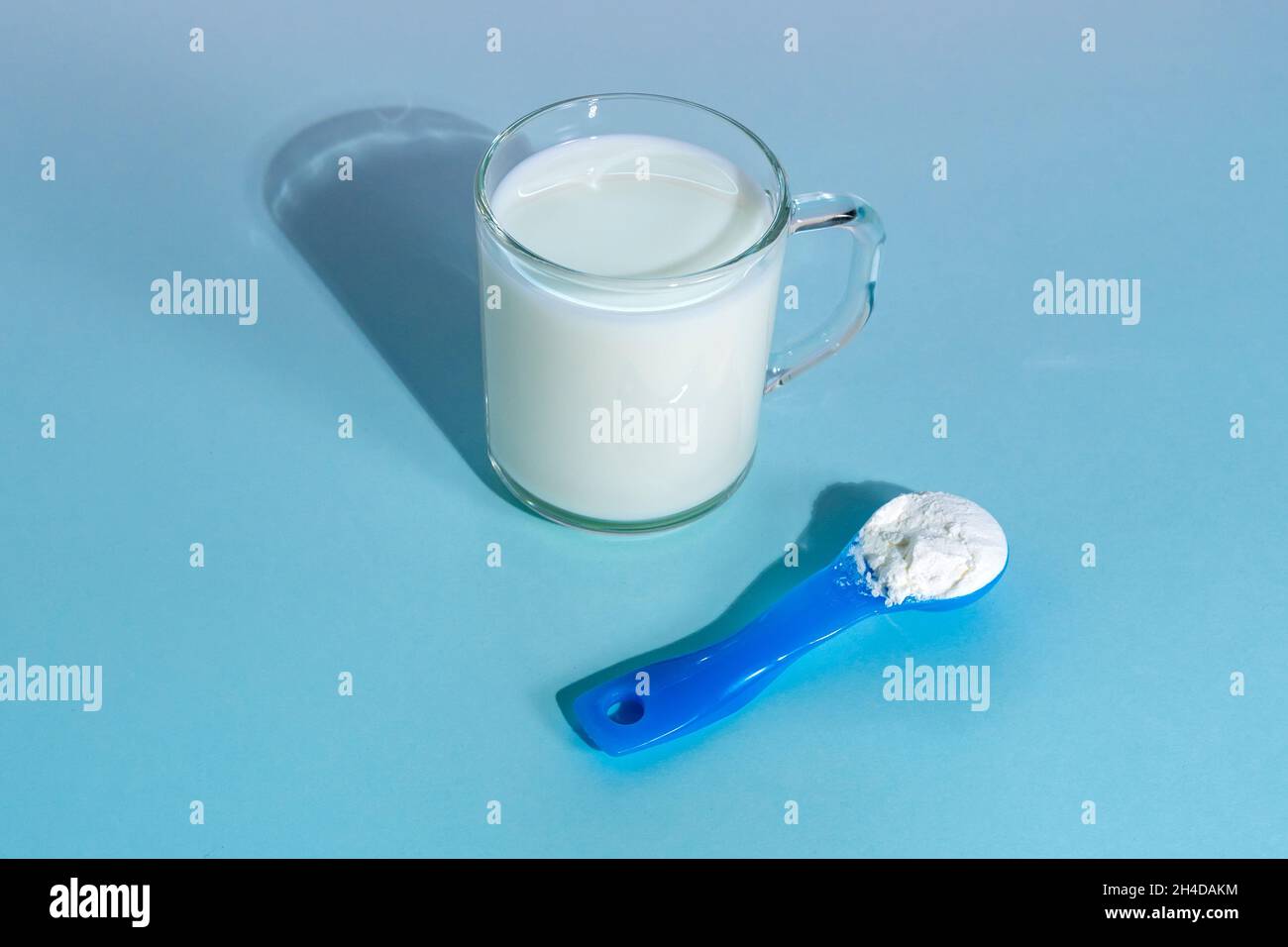 Le lait de soja en poudre est du lait de soja sans eau. Sur fond bleu, un  produit végétarien Photo Stock - Alamy