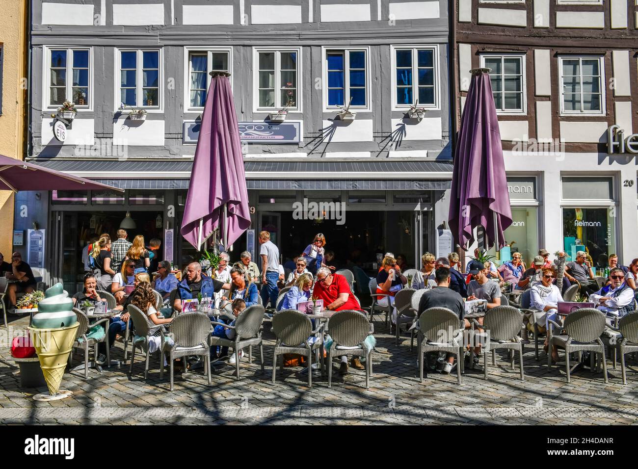 Straßencafé, Bäckerstraße, Altstadt, Hameln, Niedersachsen, Deutschland Banque D'Images