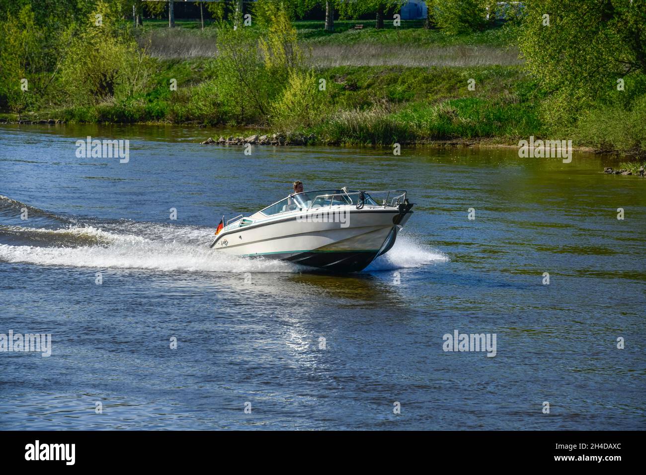 Motorboot, Weser bei, Rinteln Niedersachsen, Deutschland Banque D'Images