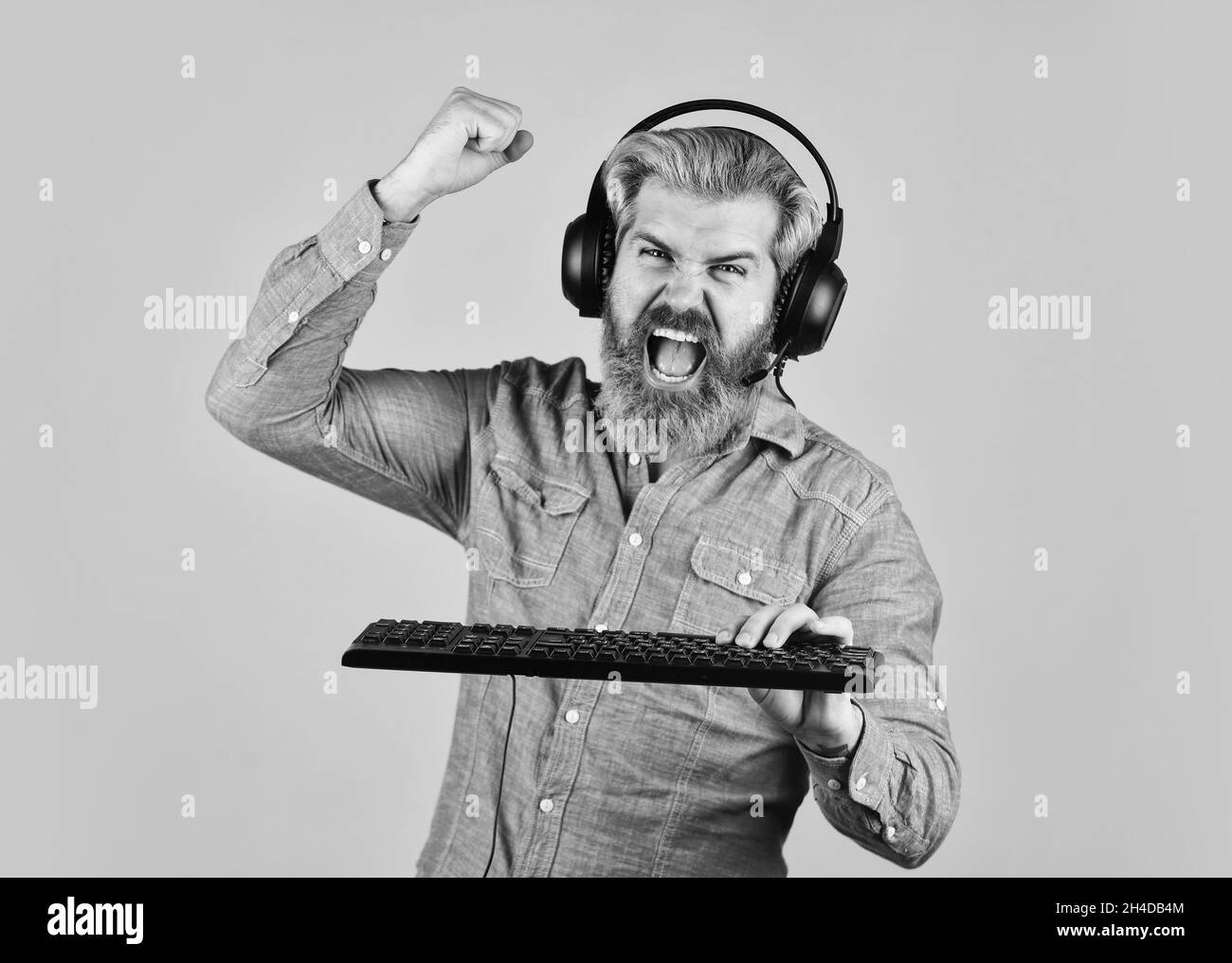 Jouez à des jeux informatiques.Guide de création des PC de jeu.Paramètres graphiques.Addiction au jeu.Casque et clavier hipster pour gamer.Jeux en ligne Banque D'Images