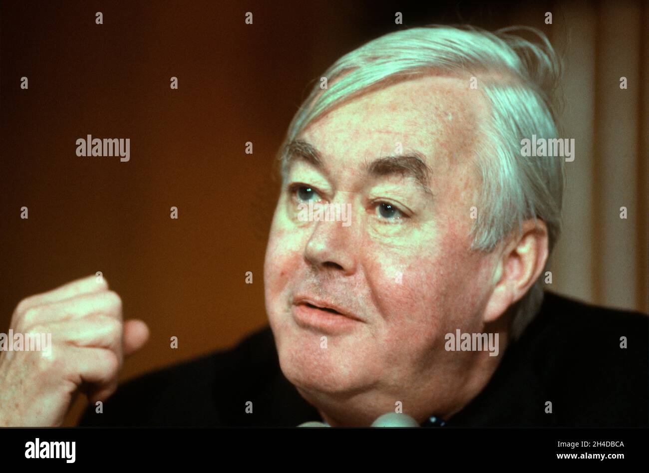 Le sénateur américain Daniel Patrick Moynihan (démocrate de New York) lors d'une audience sur le Capitole à Washington, DX, le vendredi 27 janvier 1989.Crédit : Ron Sachs/CNP Banque D'Images