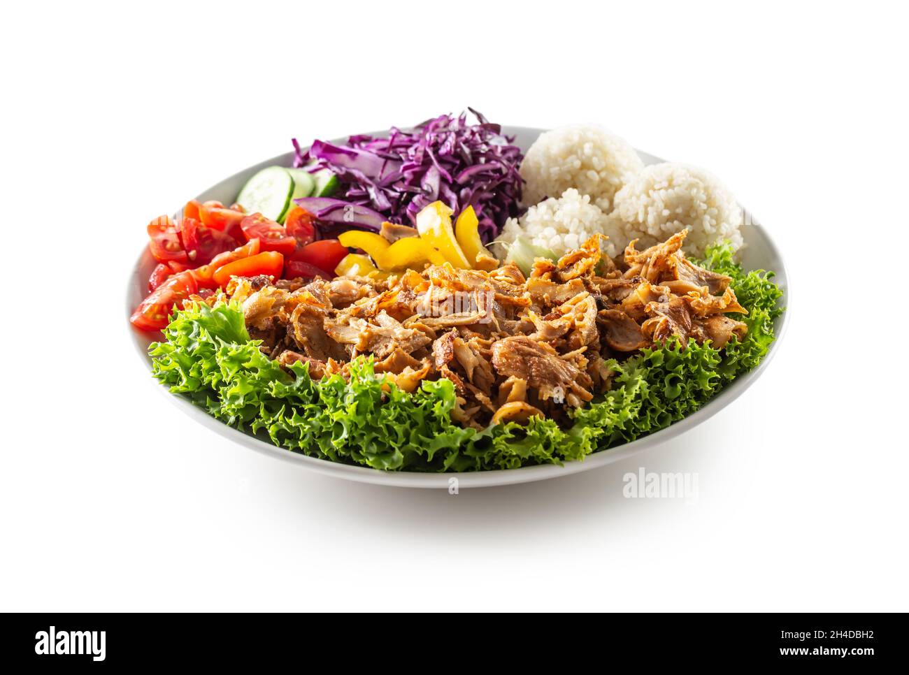 Kebab de poulet avec légumes frais, frites et riz isolés sur fond blanc. Banque D'Images