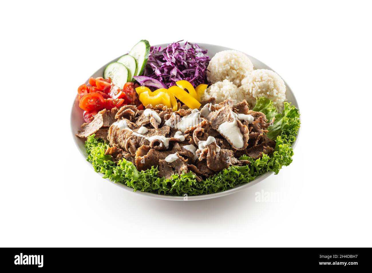 Kebab de veau avec légumes frais, frites et riz isolés sur fond blanc. Banque D'Images