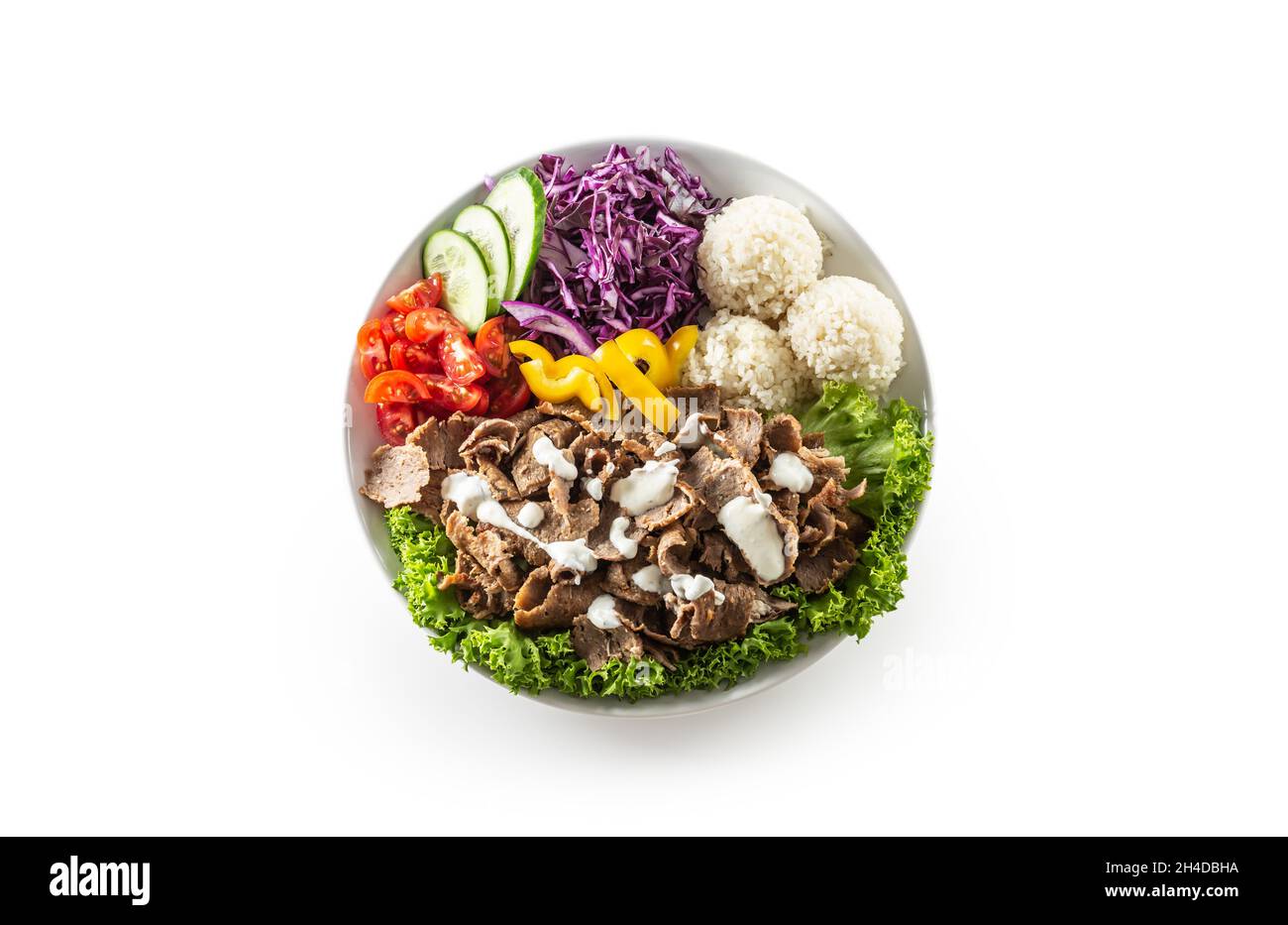 Kebab de veau avec légumes frais, frites et riz isolés sur fond blanc. Banque D'Images