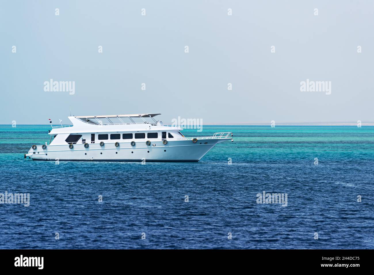 Magnifique yacht blanc privé à moteur pour la promenade en mer dans la mer Rouge, Egypte Banque D'Images