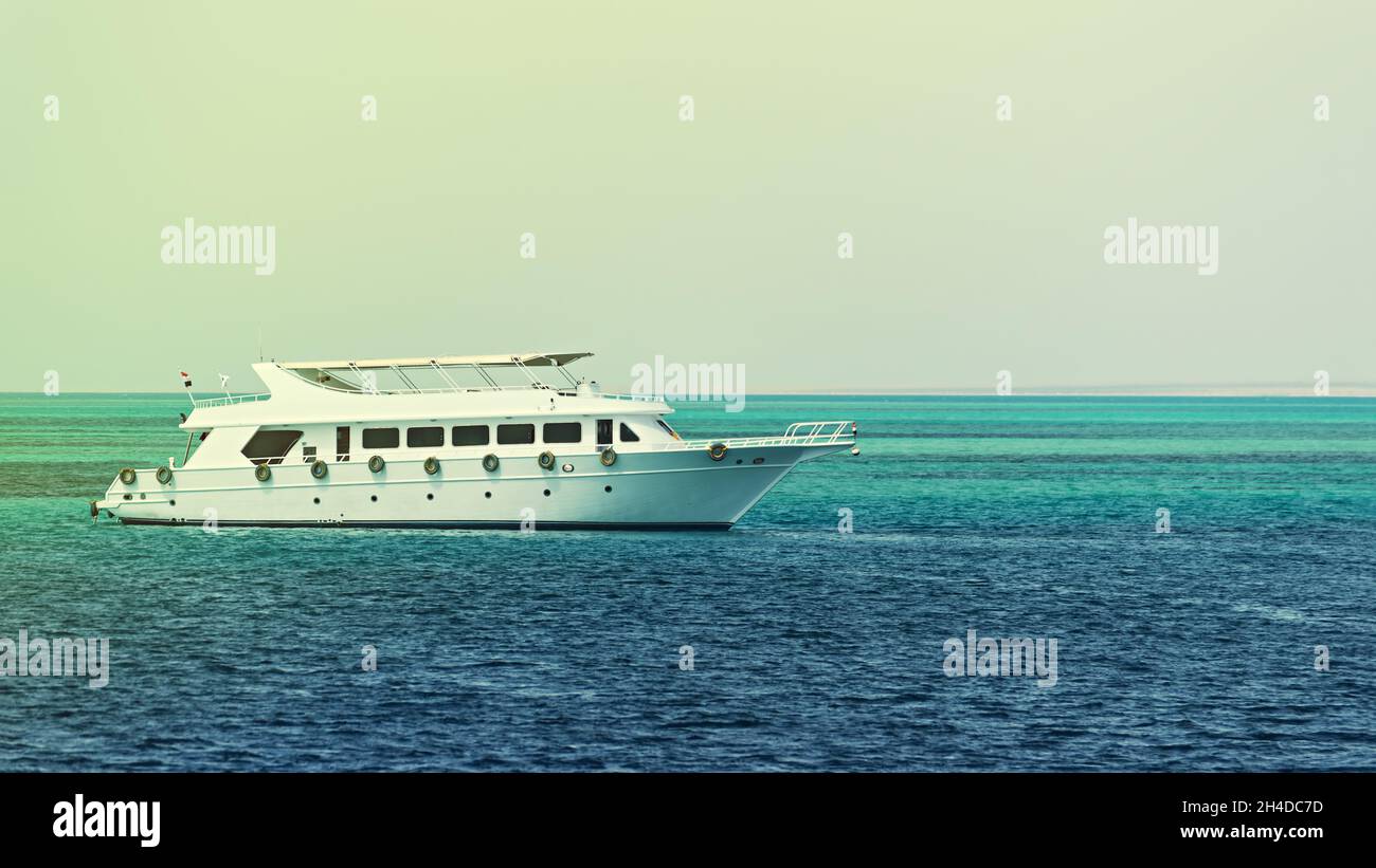 Magnifique yacht blanc privé à moteur pour la promenade en mer dans la mer Rouge, Egypte Banque D'Images