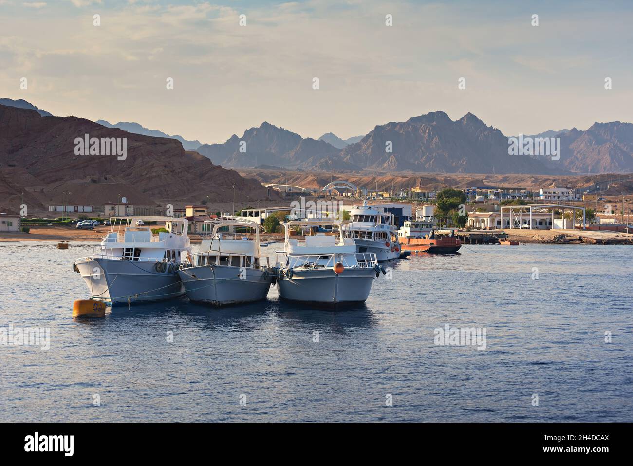 Beaux yachts à moteur privés blancs pour la promenade en mer dans la mer Rouge, Egypte Banque D'Images