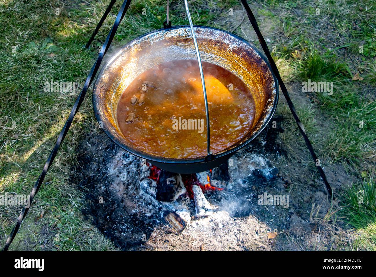 Cuisiner dans un chaudron sur un feu ouvert dans la nature Banque D'Images