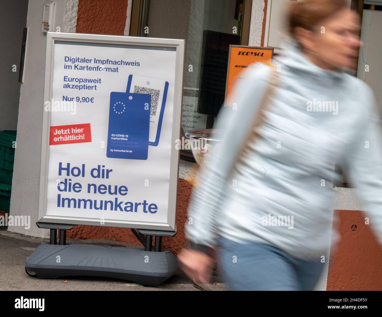 Miesbach, Allemagne.02 novembre 2021.Un panneau avec l'inscription « Obtenez votre nouvelle carte immunitaire » se trouve devant la porte d'une pharmacie au cœur du village de Miesbach.Le district de Miesbach est actuellement l'un des districts d'Allemagne les plus touchés par le coronavirus.Credit: Peter Kneffel/dpa/Alay Live News Banque D'Images Miesbach, Allemagne.02 novembre 2021.Un panneau avec l'inscription « Obtenez votre nouvelle carte immunitaire » se trouve devant la porte d'une pharmacie au cœur du village de Miesbach.Le district de Miesbach est actuellement l'un des districts d'Allemagne les plus touchés par le coronavirus.Credit: Peter Kneffel/dpa/Alay Live News Banque D'Images