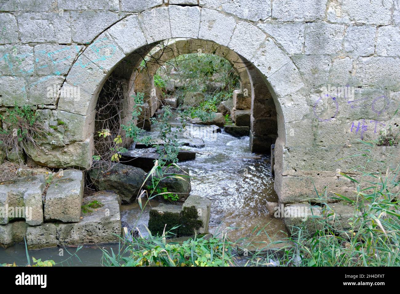 Ruines d'un ancien moulin en pierre sur la rivière Duero Banque D'Images