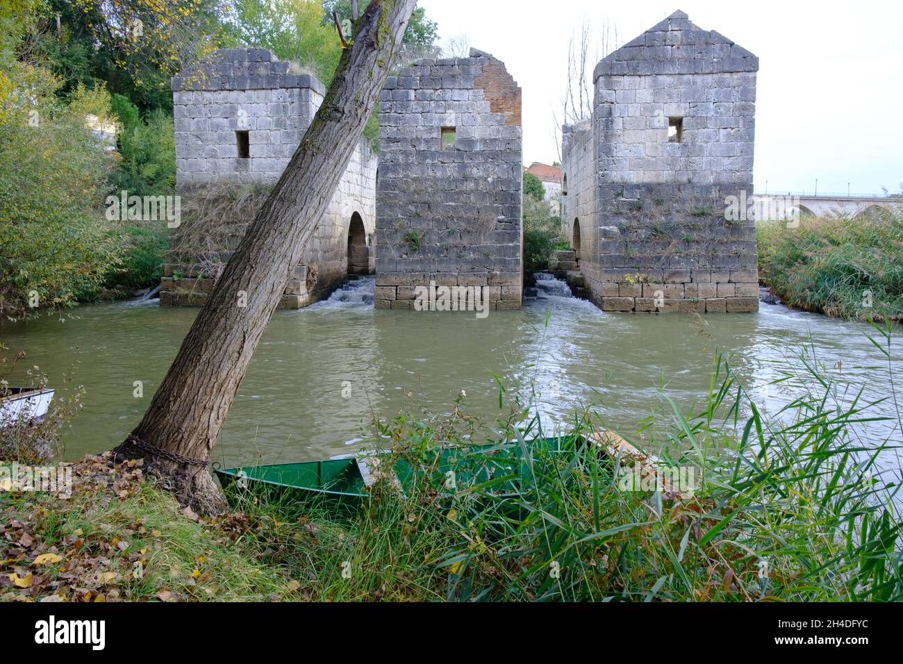 Ruines d'un ancien moulin en pierre sur la rivière Duero Banque D'Images