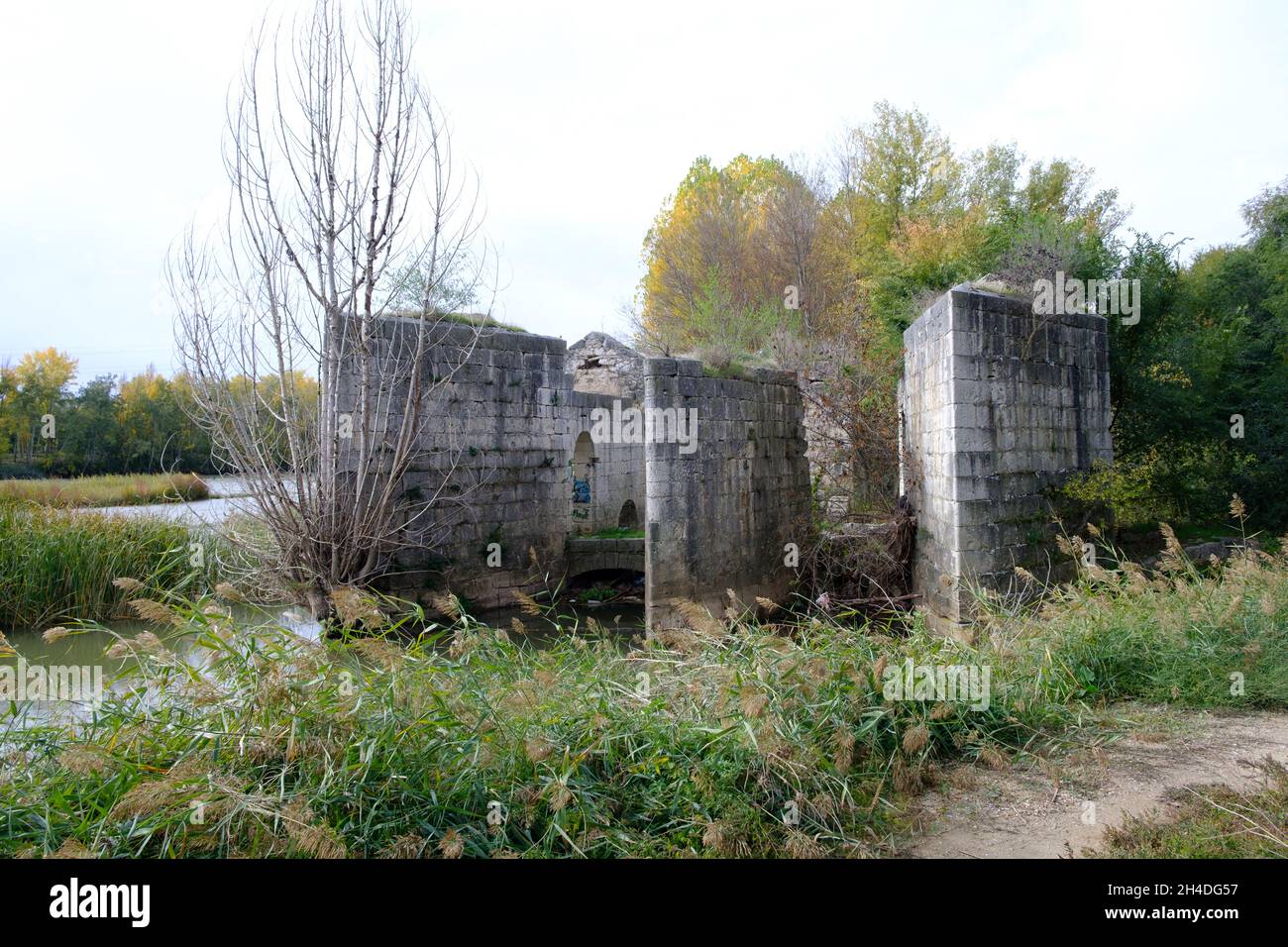 Ruines d'un ancien moulin en pierre sur la rivière Duero Banque D'Images
