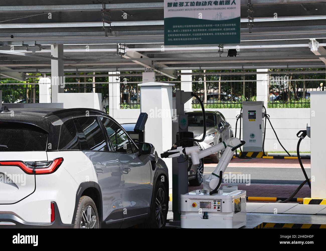 (211102) -- BEIJING, le 2 novembre 2021 (Xinhua) -- Un robot de charge pour les voitures électriques est en service au Centre de services intégrés de véhicules énergétiques neufs de Jinmenhu, dans le nord de la Chine, à Tianjin, le 18 août 2021.(Xinhua/Li RAN) Banque D'Images