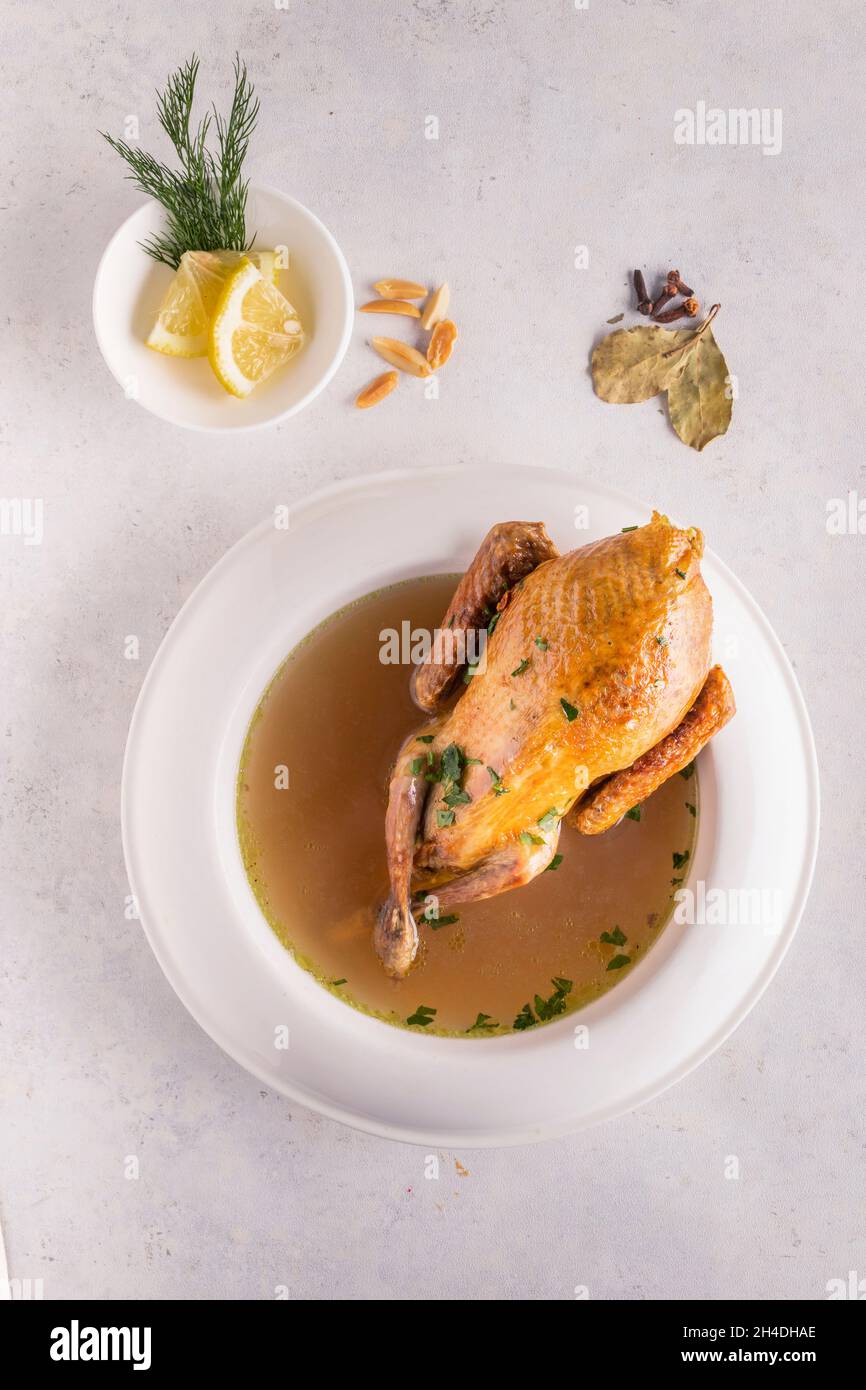 Pigeon rôti avec un peu de citron et d'épices Banque D'Images