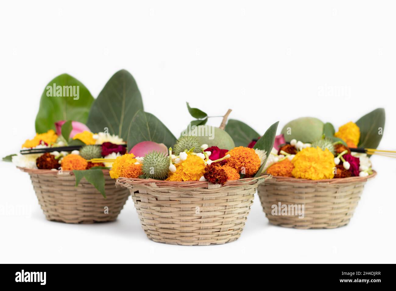 Panier en bambou avec fleurs multiples comme Marigold Genda, Gulab, Jasmine Beli, Lotus Kamal, Wood Apple Bel ou Bael, Banyan Leaves Vat Bargad Patte, Thorna Banque D'Images