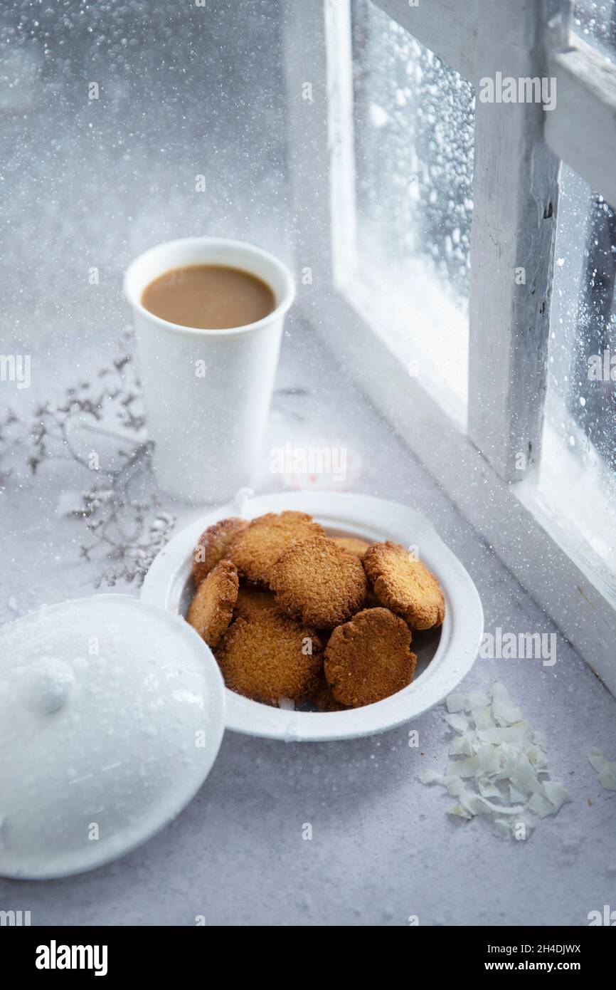 Biscuits bruns avec une merveilleuse atmosphère d'hiver et une tasse chaude de Nescafé Banque D'Images