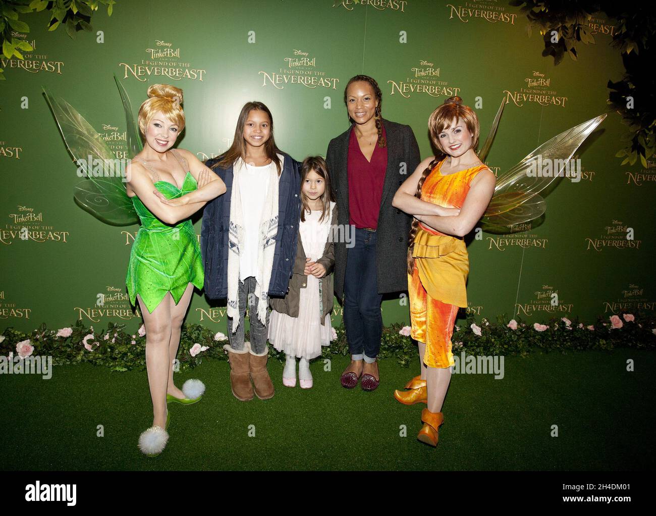 L'actrice Angela Griffin et sa famille assistent à la projection de gala de 'Tinker Bell and the Legend of the NeverBeast' à vue West End, Londres. Banque D'Images