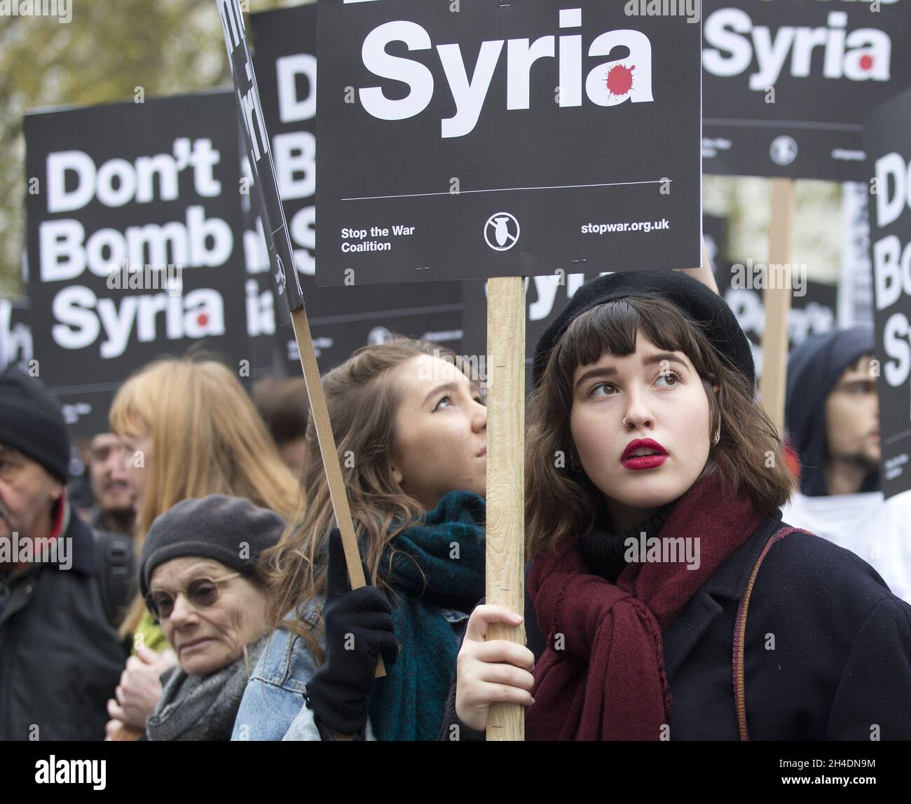 Les militants anti-guerre protestent à l'extérieur de Downing Street, dans le centre de Londres, dans une démonstration organisée par Stop the War Coalition contre une intervention militaire en Syrie.Le Premier ministre britannique Cameron exhorte les députés à soutenir son dossier de 36 pages pour que le Royaume-Uni participe à des frappes aériennes. Banque D'Images