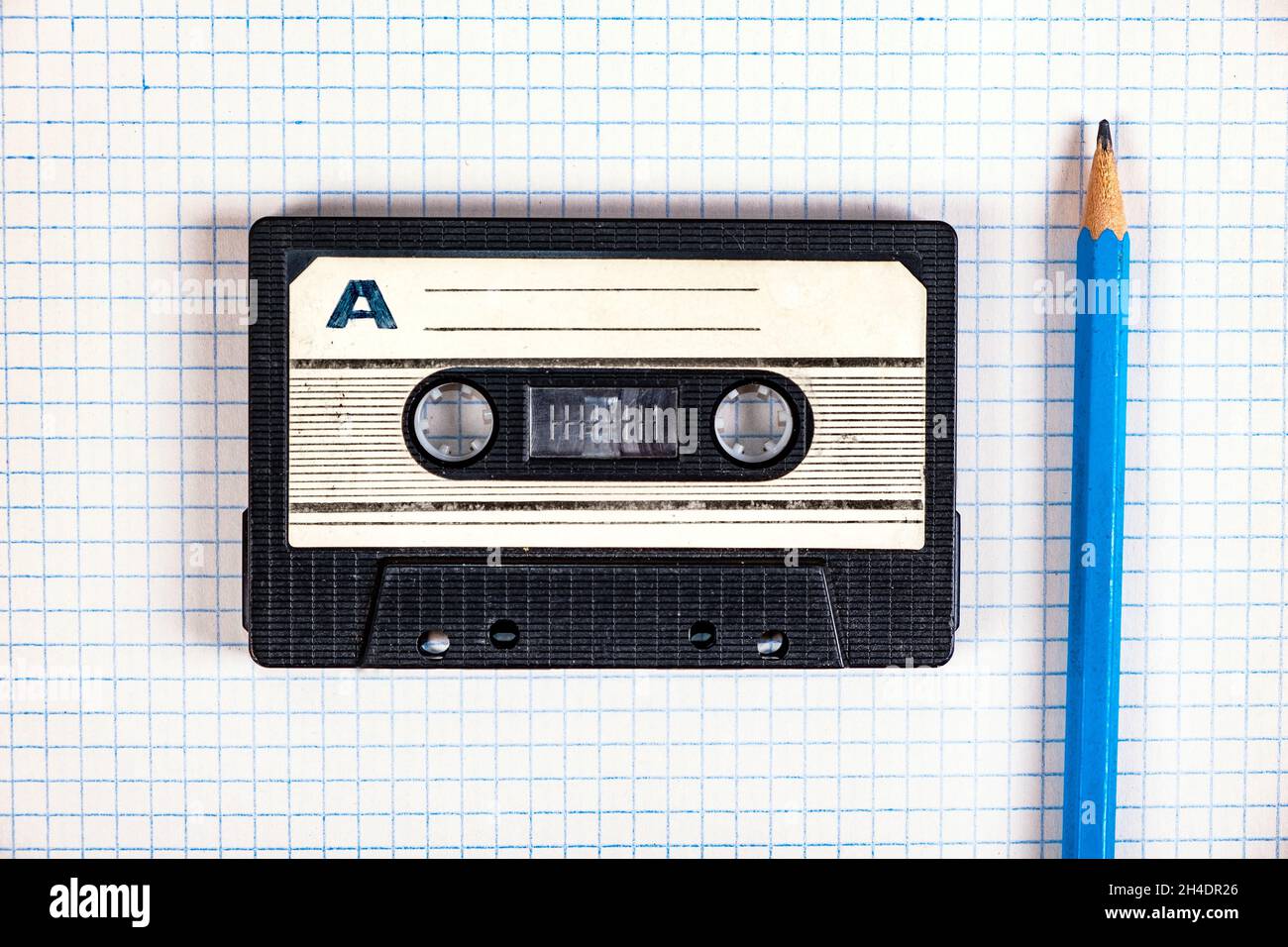 Cassette audio ancienne avec crayon sur le papier de fond carré Photo Stock  - Alamy