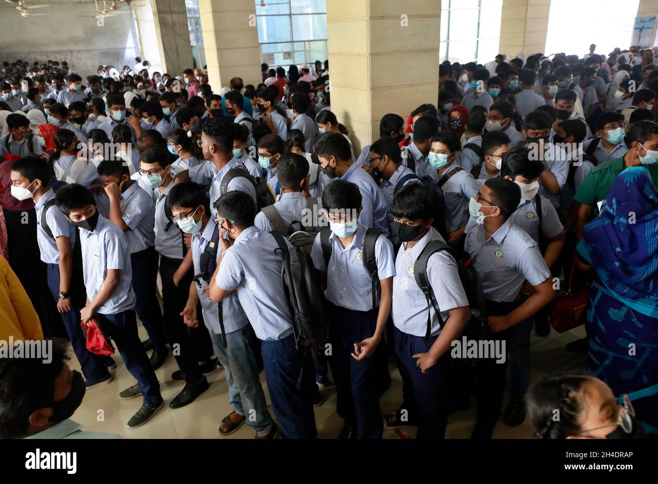 Dhaka, Bangladesh - 02 novembre 2021 : les élèves fréquentent l'école South point à Malibagh à Dhaka le mardi 2 novembre 2021 pour recevoir des coups de COVID-19 Banque D'Images