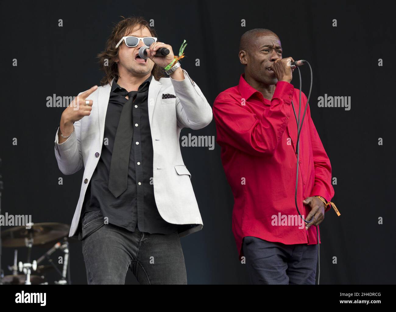 'mike + la mécanique' se déroule sur la scène principale du dernier jour du festival de l'île de Wight, parc Seaclose, Newport, île de Wight, le dimanche 12 juin. Banque D'Images