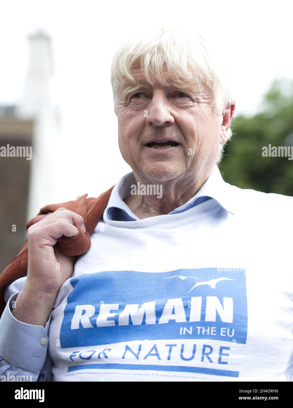 Ancien eurodéputé et président du groupe de campagne pro-UE Environmentalistes for Europe, Stanley Johnson, père de Boris Johnson, parle aux médias en dehors des chambres du Parlement, Westminster, après que le Royaume-Uni ait voté pour quitter l'Union européenne lors d'un référendum historique le 24 juin. Banque D'Images