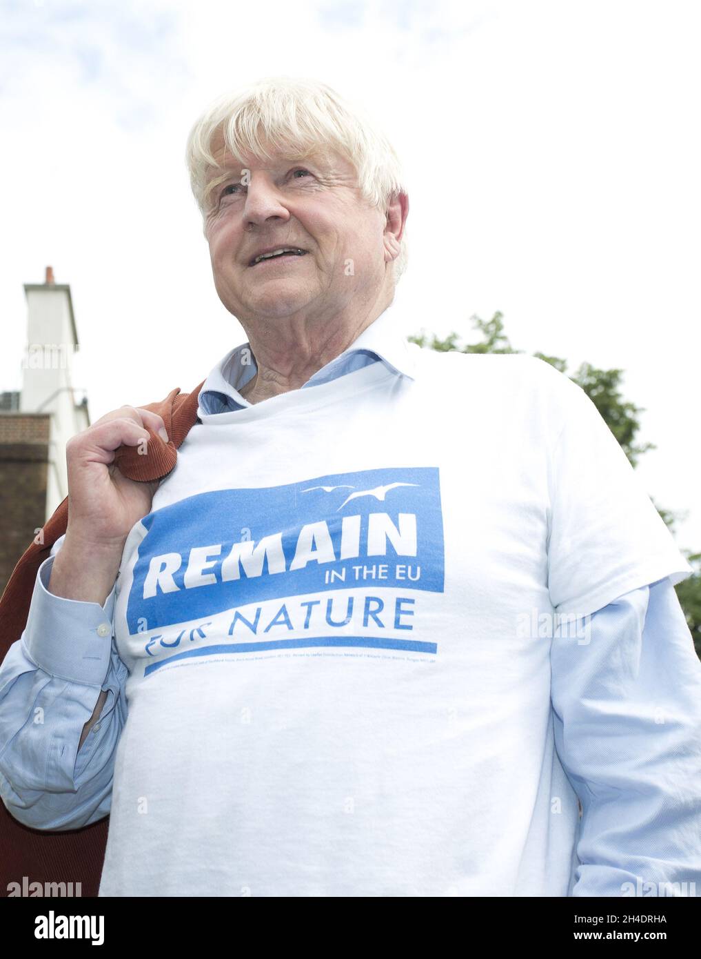 Ancien eurodéputé et président du groupe de campagne pro-UE Environmentalistes for Europe, Stanley Johnson, père de Boris Johnson, parle aux médias en dehors des chambres du Parlement, Westminster, après que le Royaume-Uni ait voté pour quitter l'Union européenne lors d'un référendum historique le 24 juin. Banque D'Images