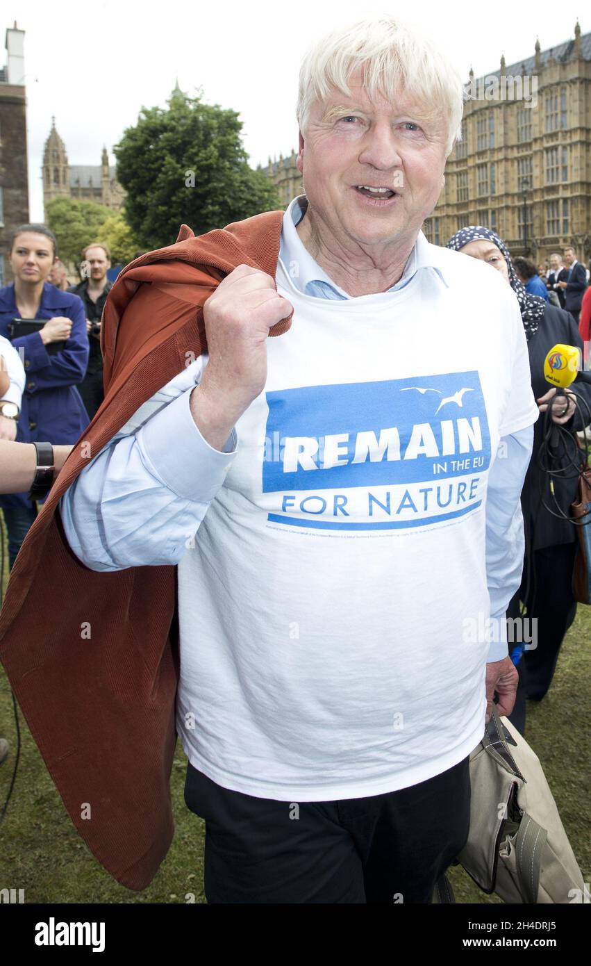 Ancien eurodéputé et président du groupe de campagne pro-UE Environmentalistes for Europe, Stanley Johnson, père de Boris Johnson, parle aux médias en dehors des chambres du Parlement, Westminster, après que le Royaume-Uni ait voté pour quitter l'Union européenne lors d'un référendum historique le 24 juin. Banque D'Images