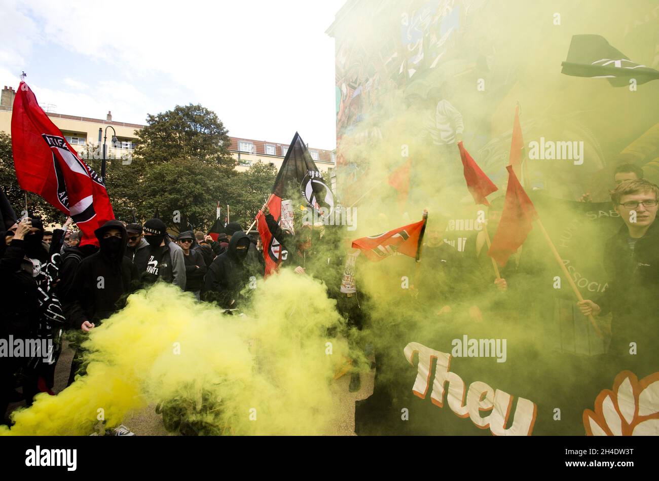 Les activistes de la guerre de classe lancent des cartouches de gaz alors qu'ils se rassemblent à côté de la fresque de la bataille de Cable Street pour commémorer son 80e anniversaire, qui a eu lieu le dimanche 4 octobre 1936 à l'est de Londres, lorsque les antifascistes se sont affrontés avec l'Union britannique des fascistes d'Oswald Mosley lors d'une marche à travers Whitechapel.Date de la photo: Samedi 9 octobre 2016.Crédit photo devrait se lire: Isabel Infantes / EMPICS Entertainment. Banque D'Images