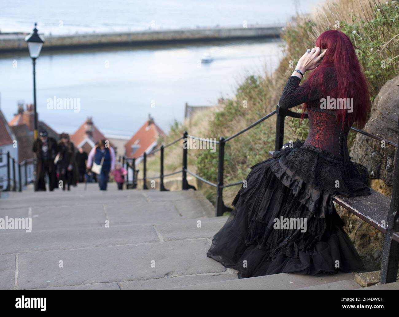 Les gens portant des tenues gothiques flanent dans les rues de Whitby dans le North Yorkshire en Angleterre le premier jour du week end de Whitby Goth le vendredi 4 novembre 2016 Photo