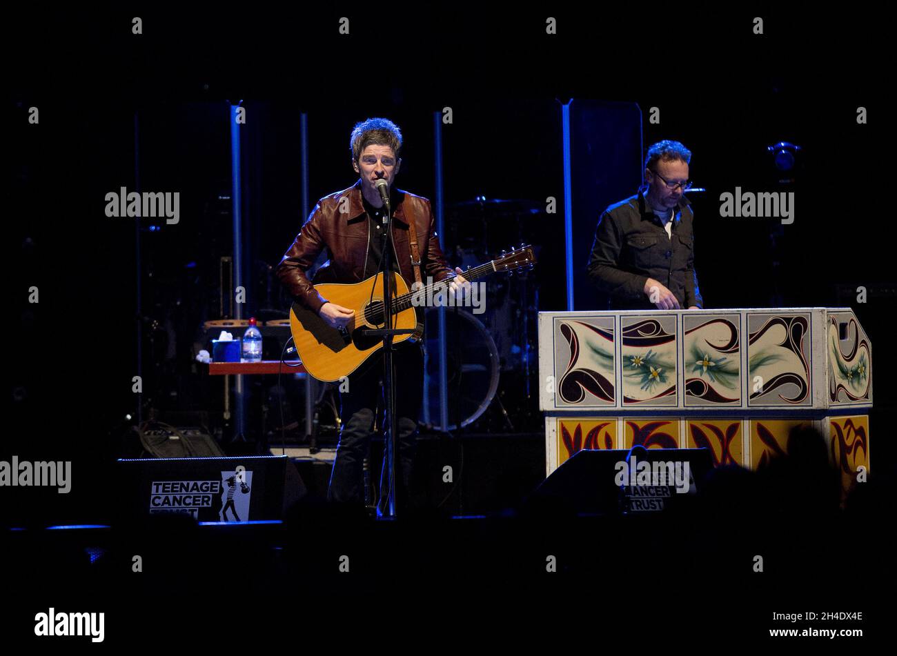 La chanteuse britannique Noel Gallagher joue pour Teenage cancer Trust au Royal Albert Hall, Londres. Banque D'Images