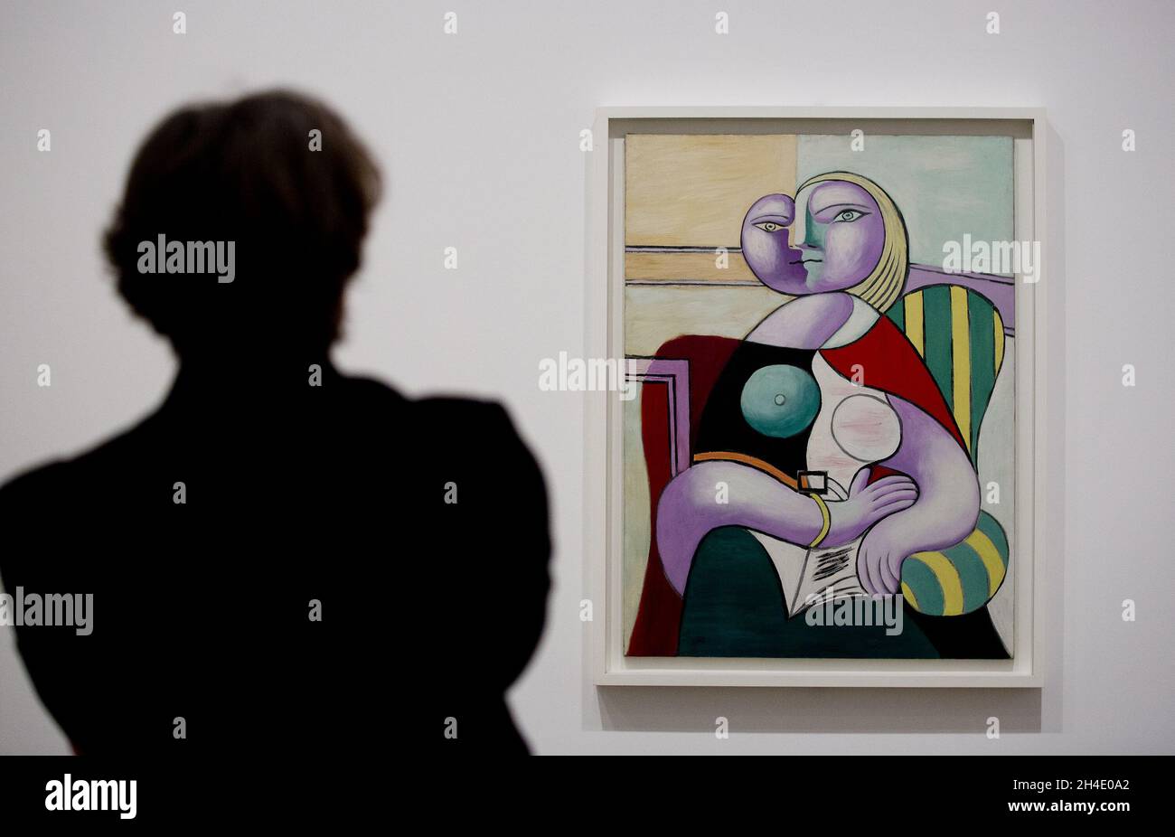 Un homme regardant la lecture de Pablo Picasso, 1932, pendant un aperçu de l'exposition Picasso 1932 - Amour, gloire, tragédie à Tate Modern à Londres.Photo datée du mardi 6 mars 2018.Crédit photo devrait se lire: Isabel Infantes / EMPICS Entertainment. Banque D'Images