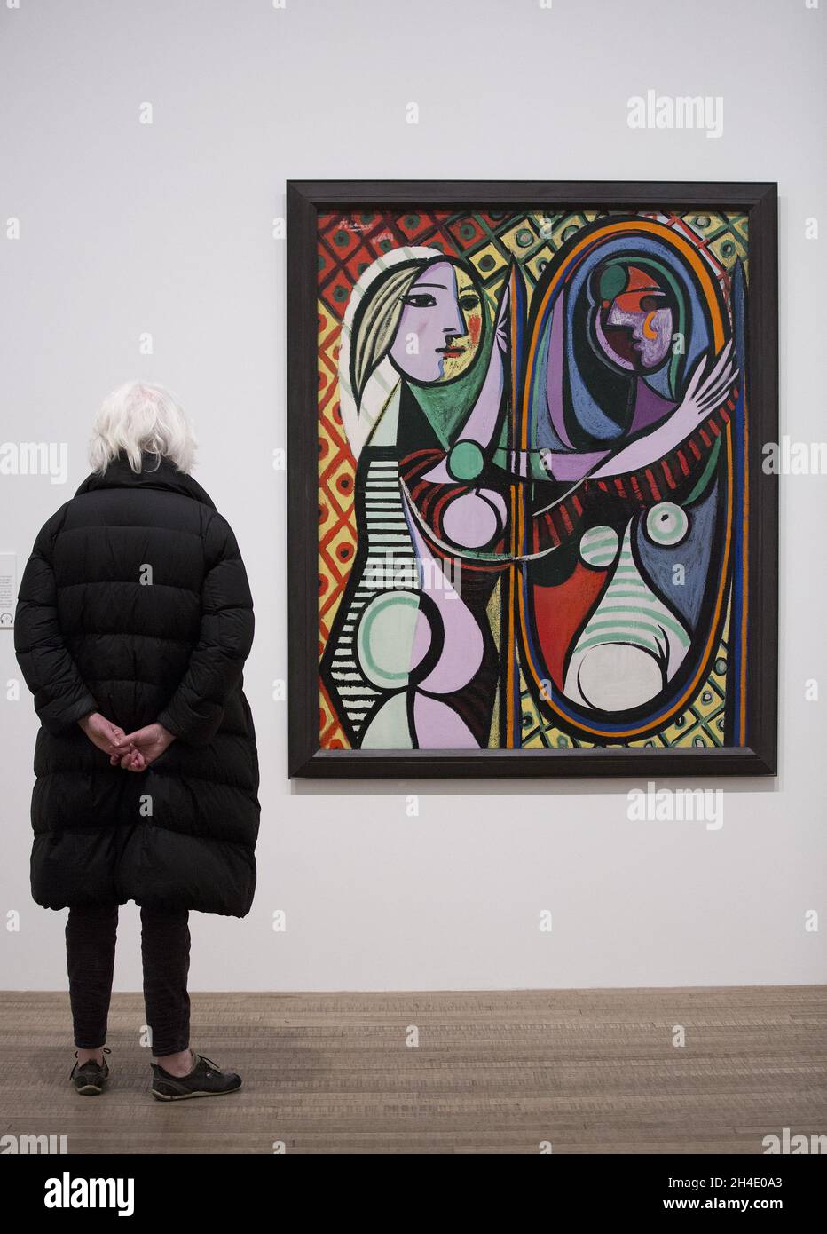 Une femme regardant la fille avant un miroir de Pablo Picasso, 1932, lors d'un aperçu de l'exposition Picasso 1932 - Amour, gloire, tragédie au Tate Modern à Londres.Photo datée du mardi 6 mars 2018.Crédit photo devrait se lire: Isabel Infantes / EMPICS Entertainment. Banque D'Images